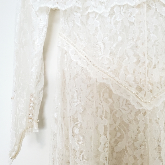 Vintage white lace sheer wedding dress - Picture 4 of 10